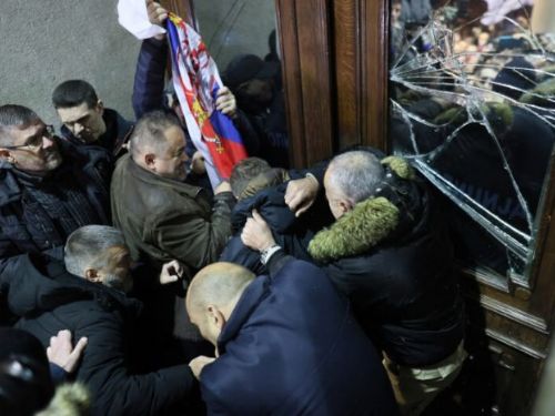 塞爾維亞示威者爭取公正大選 超過35人進入市政廳遭逮捕