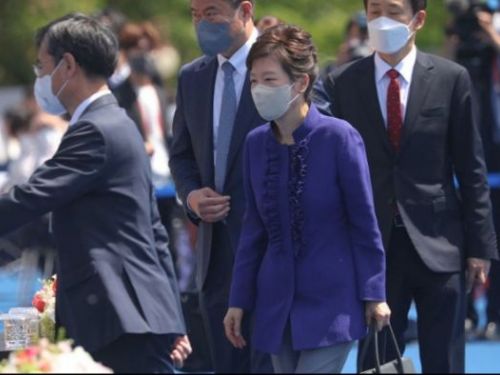 朴槿惠獲釋返鄉時隔1年再露面　訪佛寺踏樓梯多次踩空