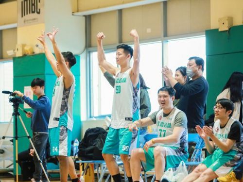 永慶房屋舉辦的籃球賽吸引了400名球迷，場上現身許多灌籃高手。