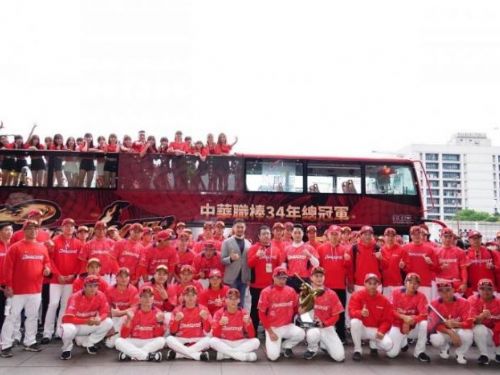 炙手可熱！亞洲錦標賽掀起火爆熱潮，台北大巨蛋熱度驚人，味全龍開幕戰全情投入！