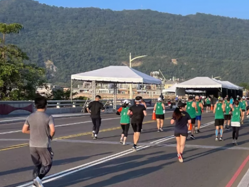 陳其邁公開致敬！高雄馬拉松1男倒下瀕死 2醫師跑者合力救回