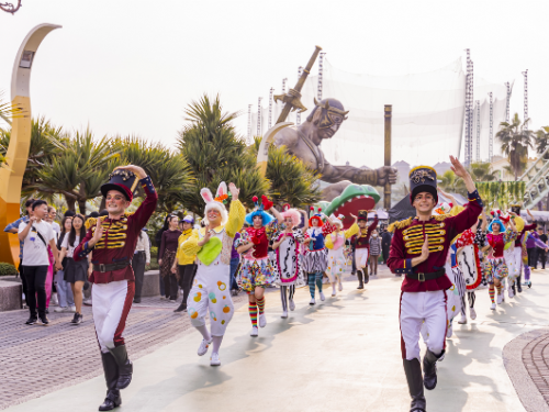 春節假期義大遊樂世界推出龍年特惠，初一身著龍裝飾僅需299元入園，義大Outlet Mall帶來開運活動，消費加碼贈送驚喜，更有機會抽中百萬汽車