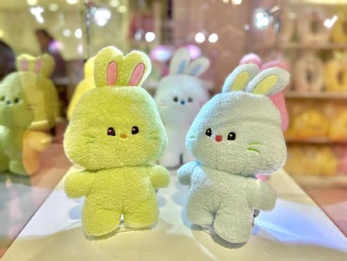 NewJeans快閃店再度登場！北上台北南西店，超Q毛茸茸周邊等你來拍照