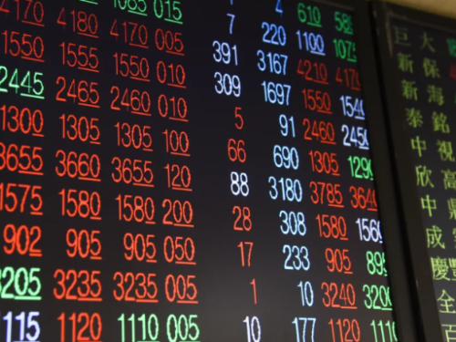 台股早盤持續下跌，加權指數降至近一個月新低，台積電穩守月線