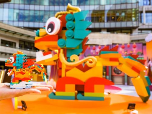 「龍躍拼新春」樂高密室解謎遊戲震撼來襲！樂高快閃店統一時代百貨強勢登場，大小朋友一同互動解謎，尋找龍珠贏取精彩小禮物。