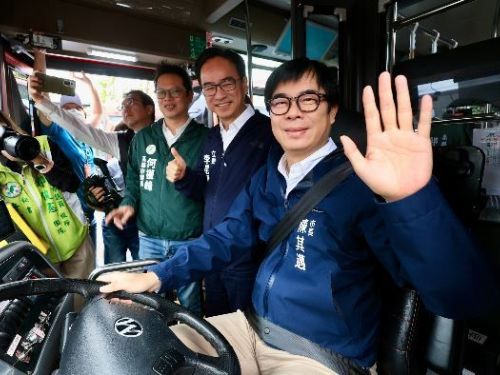 高雄市府表彰模範公車駕駛長並推動綠色交通計畫