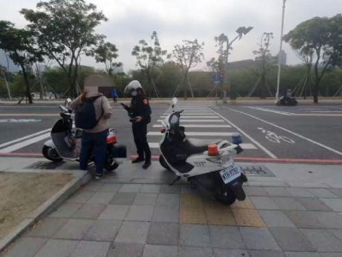 高市警局加強取締綠園道機車違規行駛，宣導行人通行更安全