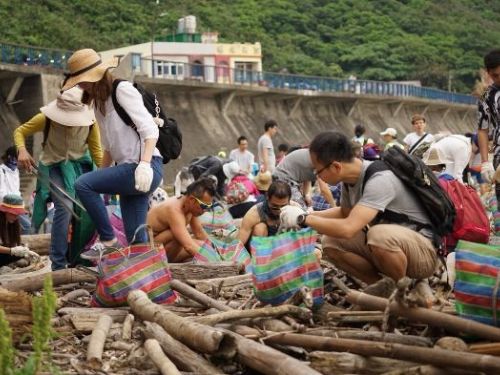 2023年潮境海岸垃圾塑膠瓶蓋仍居首高 2024年海岸淨灘邀你一起來! 佛光山普門寺400餘名信眾今海科館進行環境教育