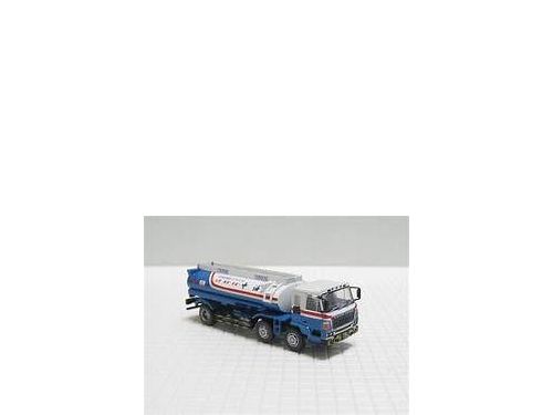 中油油罐車在彰化交流道失控高速撞壁，側翻倒地造成油洩滿地，引起現場混亂。