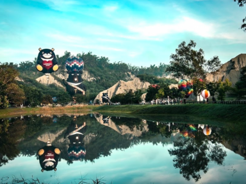 2024高雄愛．月熱氣球活動熱鬧登場 雙熊合體贏得眾人讚賞