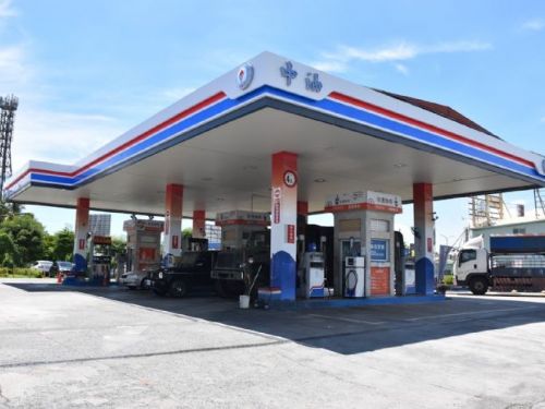 台灣中油宣布，明日（18日）凌晨零時起，汽油和柴油價格將分別調漲0.2元和0.1元