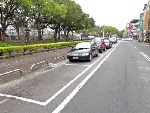 高雄查獲957筆未結違規案件  占用路邊停車格的註銷車輛遭取締