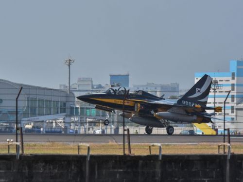 南韓黑鷹表演隊再度飛抵小港  軍事航空迷搶先一睹英姿
