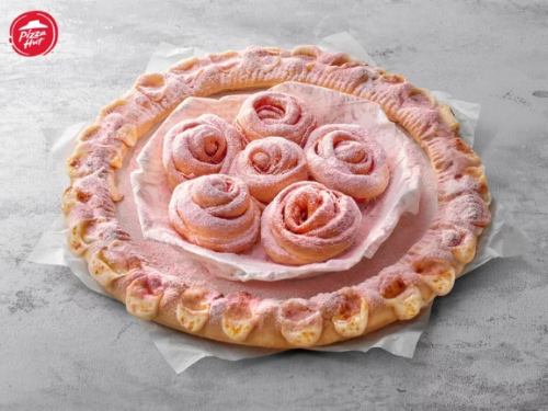 必勝客推出「粉愛你花圈比薩」迎白色情人節，搭配浪漫示愛字條