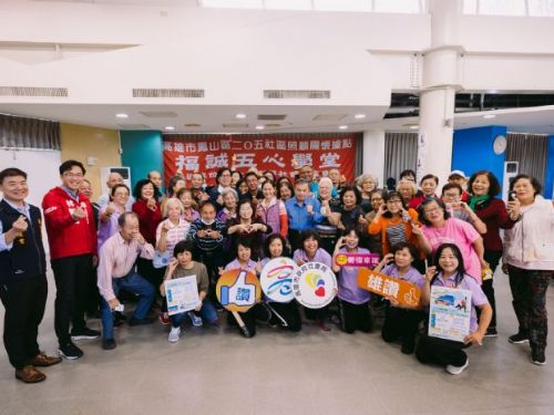 五甲社會福利館訪視長輩 陳其邁：113年1月起擴大敬老卡及博愛卡適用範圍 新增可搭乘捷運及特約計程車