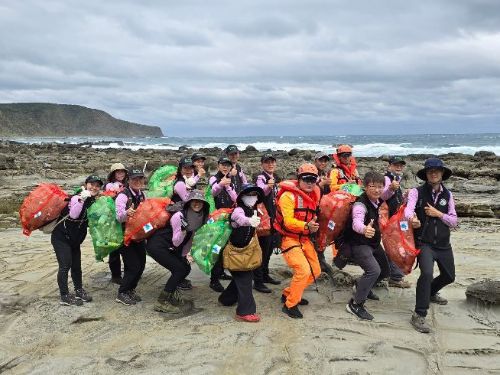 環保局同仁深入無人之境淨灘淨海 「守護大海﹒守護屏東」