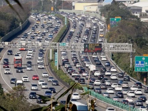 初三下午國道塞車曝光，尋找避開壅塞路段的方法