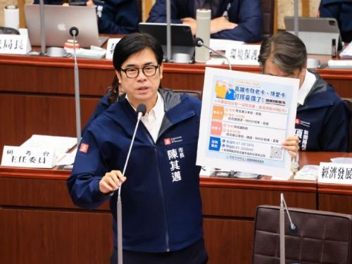 高雄市推動敬老卡博愛卡擴大使用範圍，市長陳其邁關心社會福利及學生競賽成就