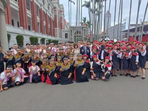 教育部長鄭英耀慰勉國慶參演師生，熱情祝福，展現青春自信，共慶國慶