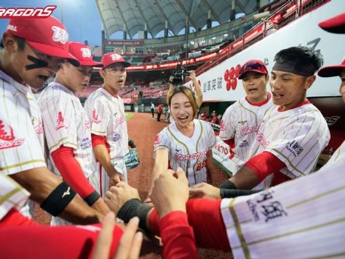 狂龍棒球隊單局八分猛攻 扭轉戰局