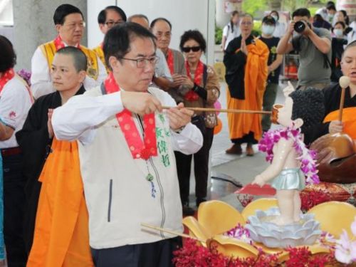 臺南黃偉哲市長祈願風調雨順、國泰民安：出席佛光山浴佛園遊會暨戶外寫生活動