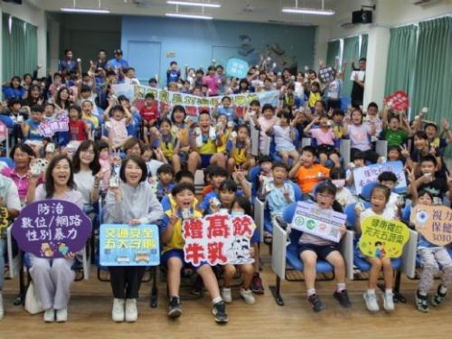 友善校園週迎開學：周縣長為琉球國小學童加碼發放屏東在地保久乳