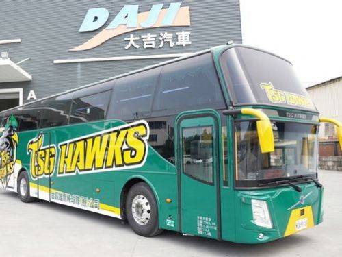 台鋼雄鷹專屬巴士，帥氣登場！