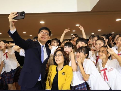 出席樹德家商畢業典禮及龍舟訪問團授旗儀式 陳其邁：世界無限寬廣，期許學子在各行業綻放光芒