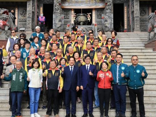 陪同賴清德副總統至元帝廟參香祈福 陳其邁祈求風調雨順、國泰民安