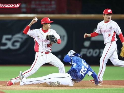 「味全龍19歲游擊手劉俊緯成為官辦熱身賽焦點，葉君璋讚嘆其潛力」