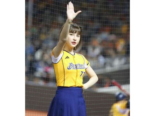 Yahoo奇摩拍賣舉辦公益競標義賣活動，中信兄弟啦啦隊隊員響應呼籲，峮峮女神親簽球衣拍出天價