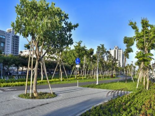 高雄市民抱怨：鐵路地下化後綠園道成機車道