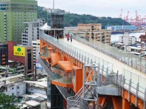 開箱基隆新地標！ 超過60m的起重機造型「基隆塔」 搶先打卡港區美景、日夜風情一次收覽