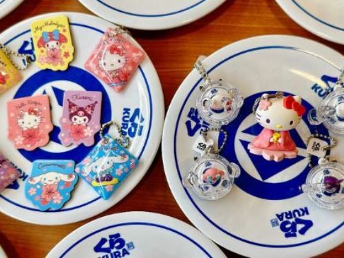 1/19起藏壽司 X 三麗鷗推「13款聯名扭蛋」，Hello Kitty換上新年和服，限定造型只在台灣有