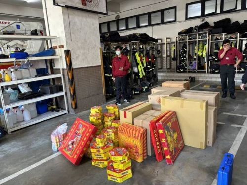 春節臨近，香鋪店家囤積大量爆竹煙火，警察及消防上門當場抓包開罰行動展開