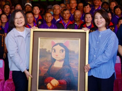 屏東鄉親獻禮：周春米縣長送給蔡英文總統「貓娜麗莎的微笑」