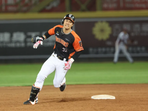 樂天桃猿失誤，統一獅隊以9比4擊敗對手，與桃猿並列聯盟首位