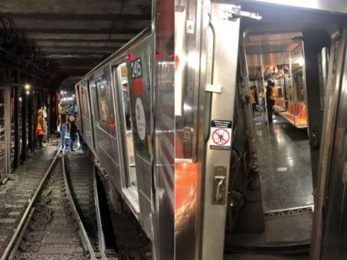 紐約地鐵驚現相撞脫軌事件，300名乘客脫困，僅24人輕傷