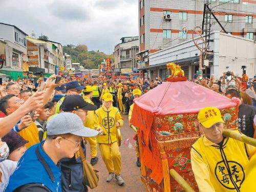 全台熱議白沙屯媽祖祭典！一尊香燈腳像引發熱議，被形容像是吃無敵星星，引起北港居民不滿，指控搞得烏煙瘴氣。
