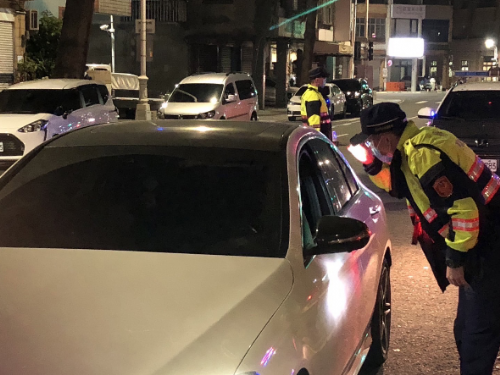 警方眼尖：男子頻煞車行為引警戒，成功查獲酒駕案例