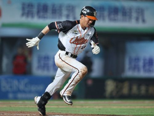 味全龍以壓倒性優勢擊敗獅子軍，獅子軍並未放棄，努力爭取每一分