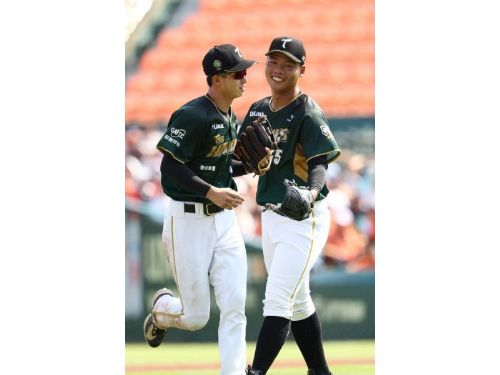 獅子軍逆轉戰勝雄鷹，慶祝捕手吳明鴻和三壘手紀慶然的英勇表現