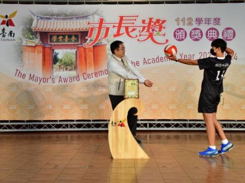 臺南市長獎頒獎典禮：勵志學子展現多元才華