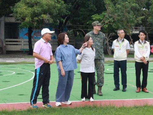 屏東縣長周春米關心學童安全，親自視察颱風後復課情況