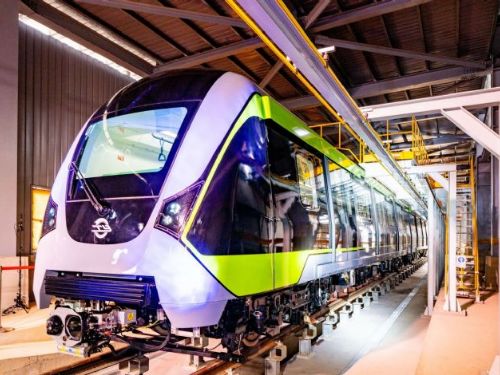 桃園捷運綠線首列車亮相，開啟便捷生活新篇章