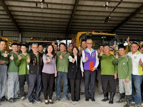 周縣長致贈加菜金，感謝清潔隊員迎接龍年