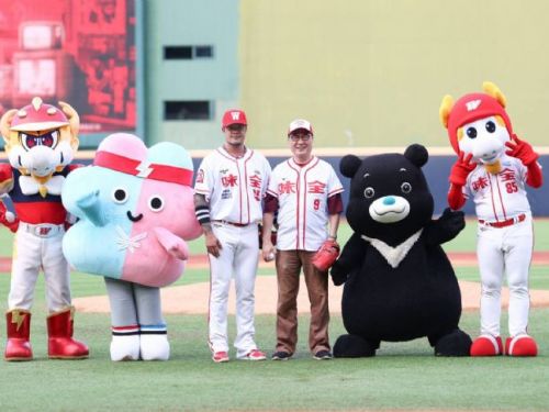 臺北市副市長李四川攜壯寶與熊讚齊聚天母，熱情開啟味全龍「緯來復古日」盛典