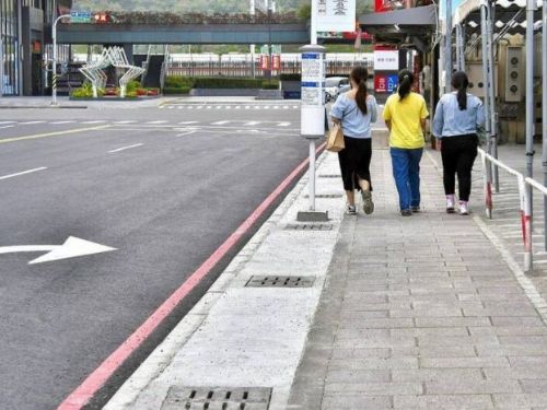 高雄左營站前行人歡呼！工務局擴寬人行道 提升步行環境