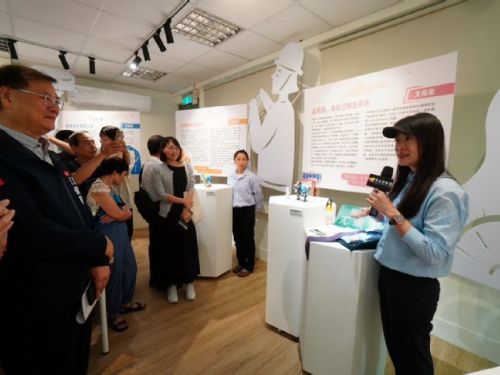 高雄勞博館「無框職人」特展，女生開公車也能帥氣十足