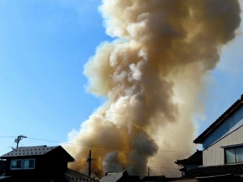 「深夜火災！嘉義新港民宅竄火，父子急中生智拆冷氣逃生」